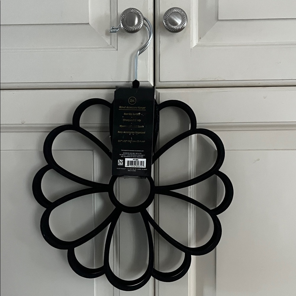Black Velvet Scarf Hanger - Picture 3 of 3